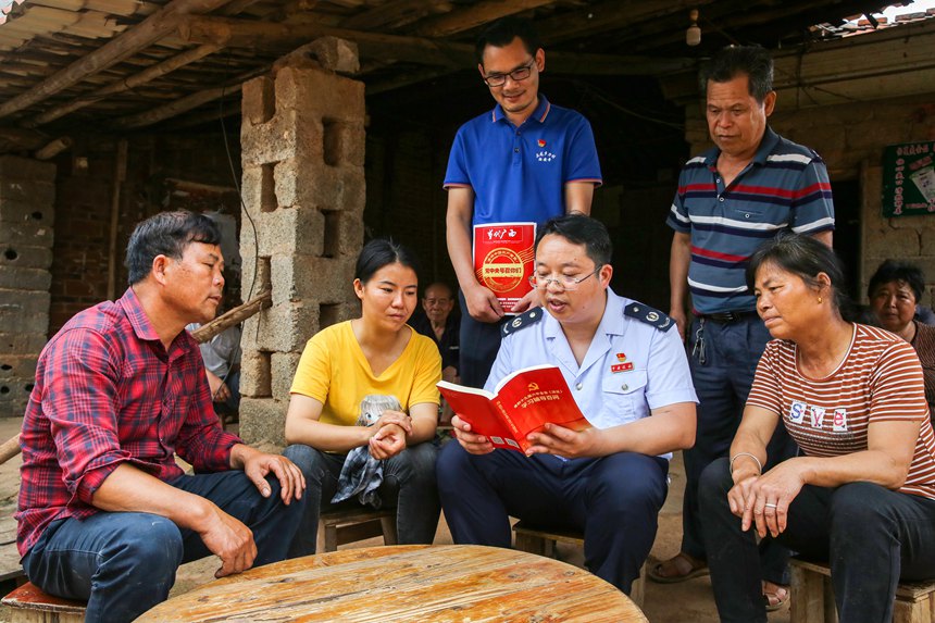進(jìn)村入戶的幫扶人員在“農(nóng)家小課堂”上宣傳十九屆六中全會(huì)精神