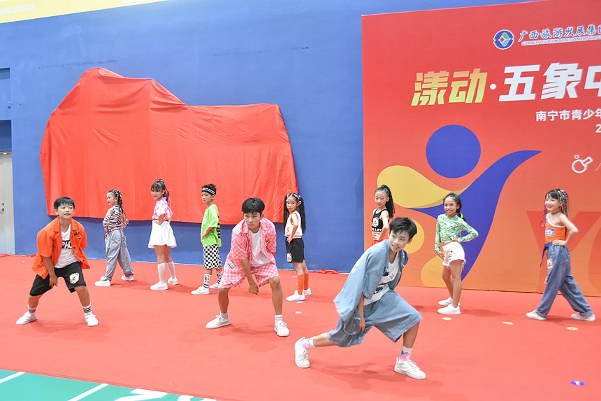 青少年活動中心·流行舞團表演