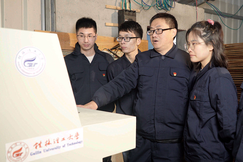 學(xué)校機(jī)控學(xué)院專家團(tuán)隊(duì)在幫扶村開展“紅薯粉廠加工設(shè)備升級(jí)改造”項(xiàng)目。