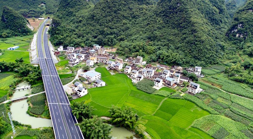 打造“悠然和睦 稻香景美”生態(tài)鄉(xiāng)村“一畦春韭綠，十里稻花香?！比臅r節(jié)的忻城縣大塘鎮(zhèn)寨北村，遠山云霧繚繞，入眼皆是翠綠，青山環(huán)抱著一塊塊整齊劃一的稻田；近處觀賞，稻禾的淡香撲鼻而來，民居錯落有致……