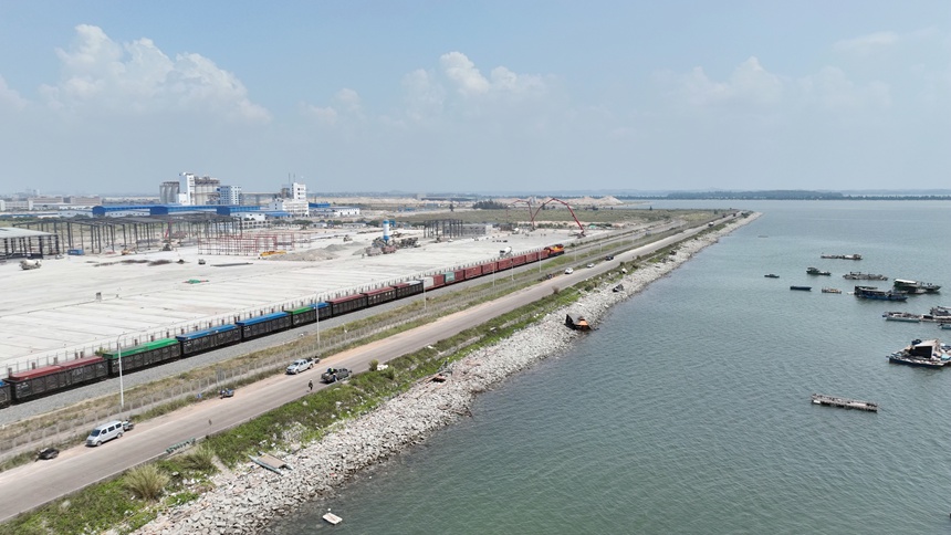 正在運行中的西部陸海新通道鐵海聯(lián)運班列。陳磊攝