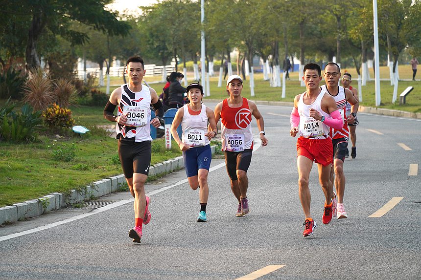 參賽選手熱情奔跑。廣西旅發(fā)南國(guó)體育賽事有限公司供圖