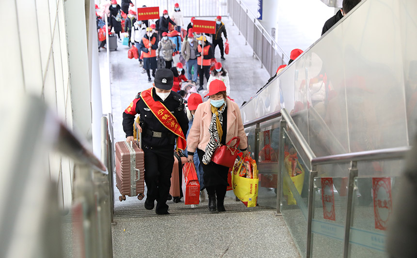 幫助旅客提拿行李。胡玄德攝