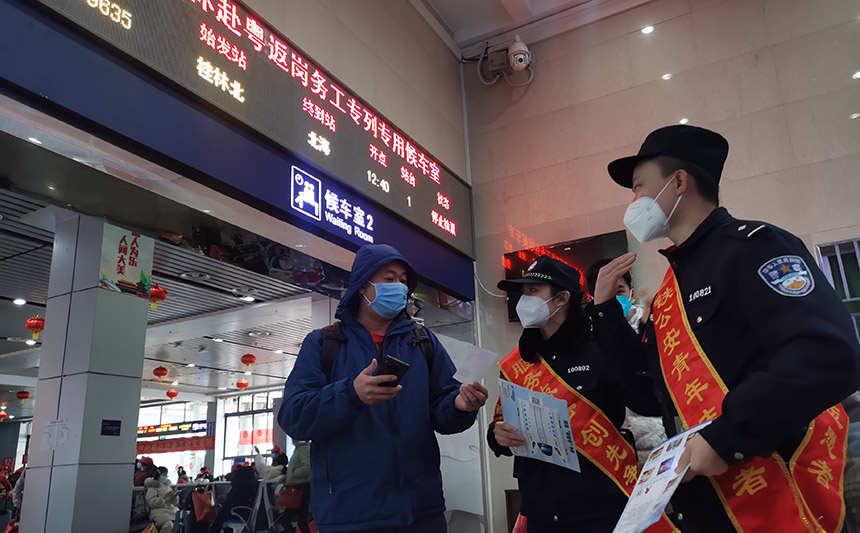 為旅客提供咨詢。梁蔭發(fā)攝