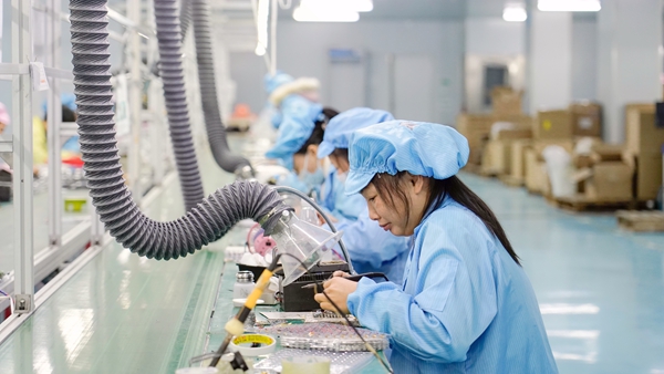 廣西銳賽電子科技有限公司生產(chǎn)車(chē)間里，工人正在熟練地進(jìn)行模具注塑、SMT貼片、機(jī)器組裝等工作。何廣應(yīng)攝 (3).jpg