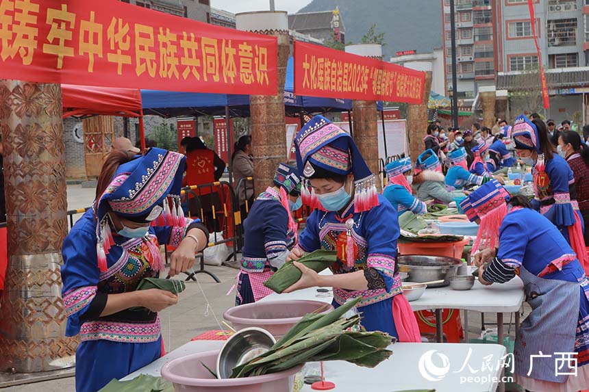 包粽粑比賽現(xiàn)場。人民網(wǎng) 班小晴攝