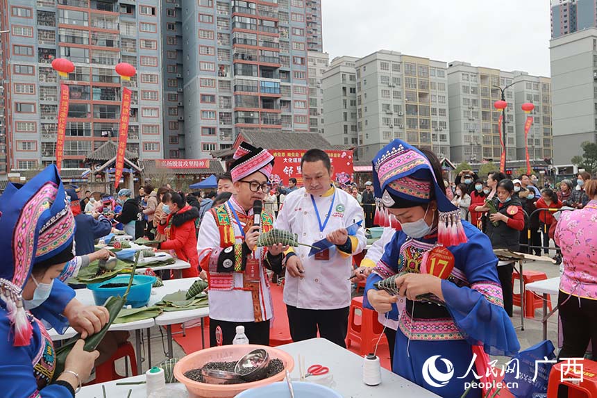 “鄰里粽粑節(jié)”包粽粑大比拼活動。人民網(wǎng) 班小晴攝