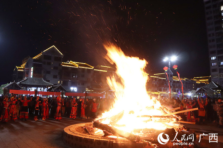 篝火晚會(huì)熱鬧非凡。人民網(wǎng) 班小晴攝