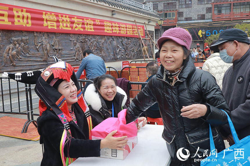 群眾踴躍參與趣味游園活動(dòng)。人民網(wǎng) 班小晴攝