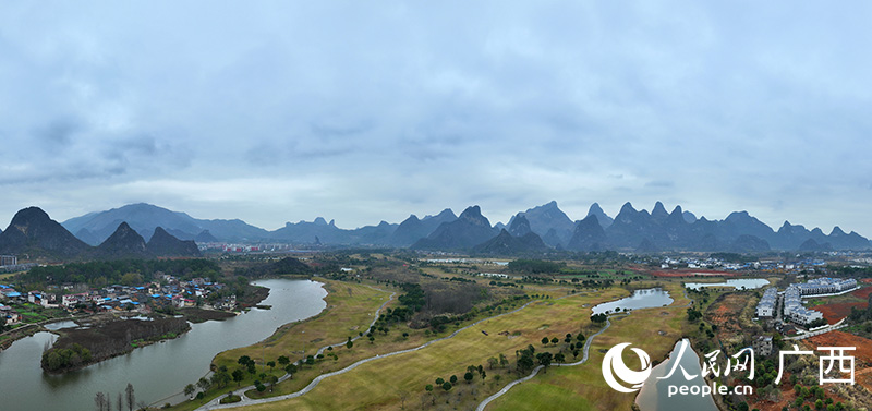 環(huán)抱桂海晴嵐的群山。人民網(wǎng) 付華周