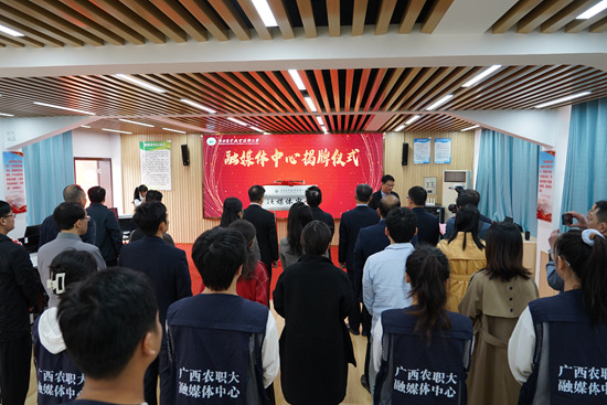 揭牌儀式現(xiàn)場(chǎng)。羅潛攝