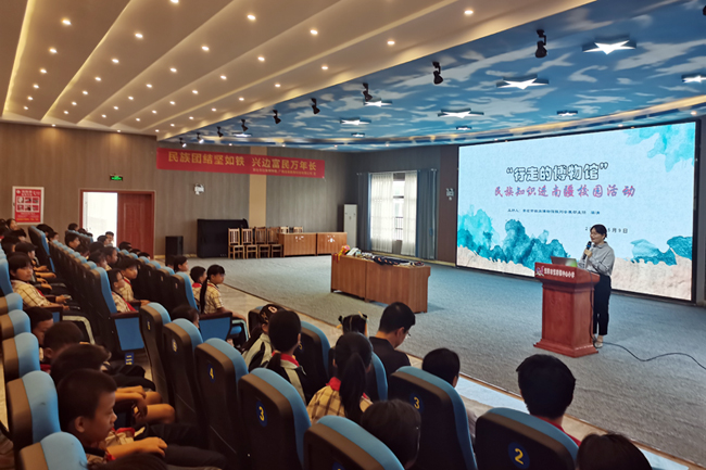 崇左市社科聯(lián)開展“行走的博物館”民族知識宣傳活動現(xiàn)場。