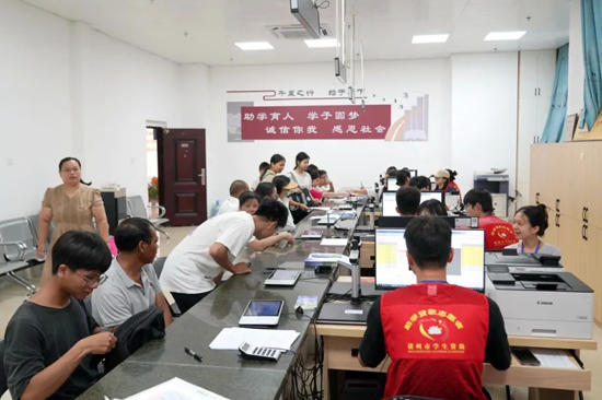 橫州市生源地助學(xué)貸款辦理大廳內(nèi)，不少學(xué)生前來(lái)辦理助學(xué)貸款。