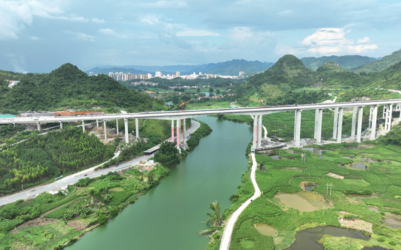 俯瞰雙幅貫通后的大環(huán)江大橋。