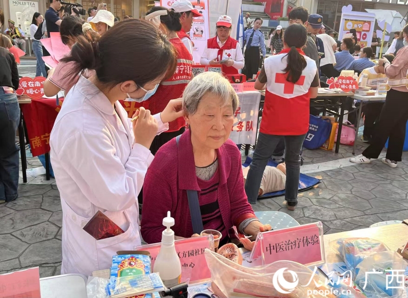 市民進(jìn)行中醫(yī)治療體驗。人民網(wǎng) 韋歡攝