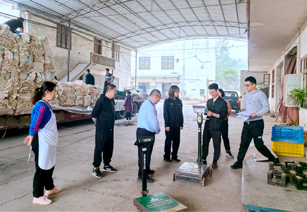 技術(shù)人員到蠶繭收購(gòu)企業(yè)進(jìn)行計(jì)量器具強(qiáng)制檢定