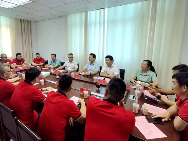 圖為考察組在了解忻城縣招商政策和營商環(huán)境情況